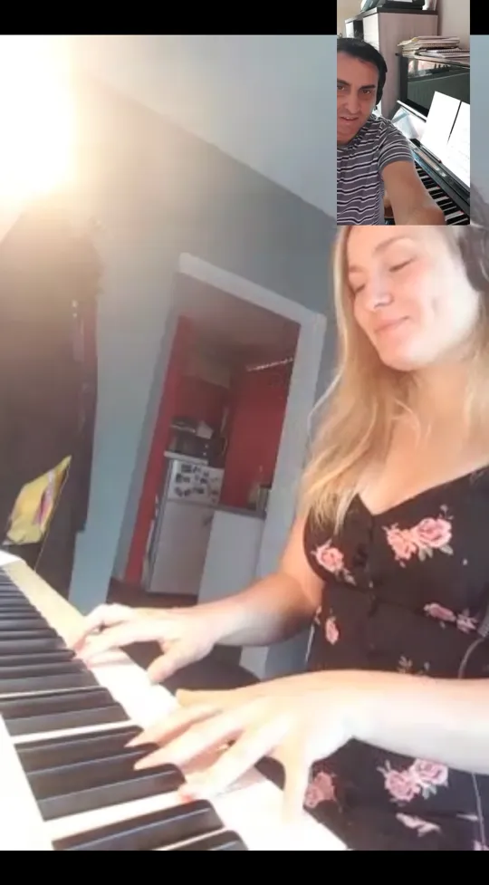 Une élève au piano pendant un cours en visio, Fabien apparaît en vignette
